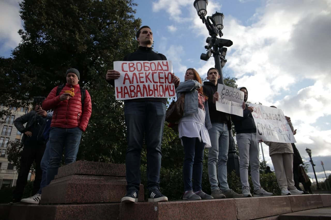 В Москве на Пушкинской площади начались пикеты в поддержку Навального и СМИ