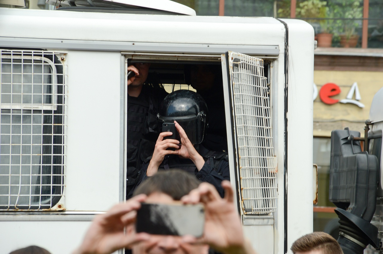 Активистов в Москве задержали за пикеты в поддержку обвиненных в вандализме 