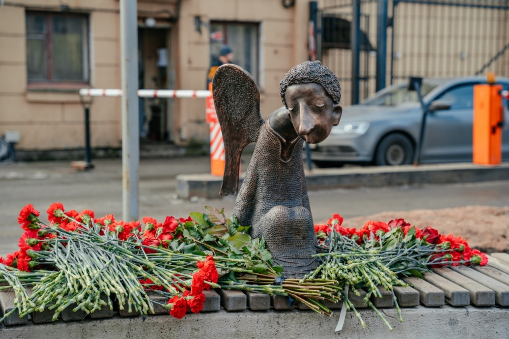 Беглов поучаствовал в открытии памятника погибшим медикам, инициаторов установки не пригласили