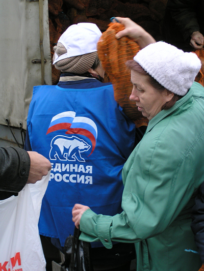 "Единая Россия" помогла раздать продукты всем желающим