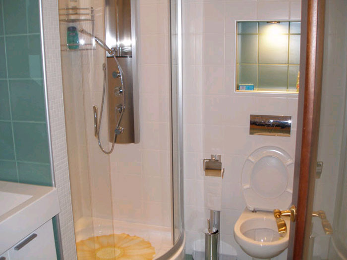 Глава Невского района оборудовал в своем кабинете тренажерный зал и баню