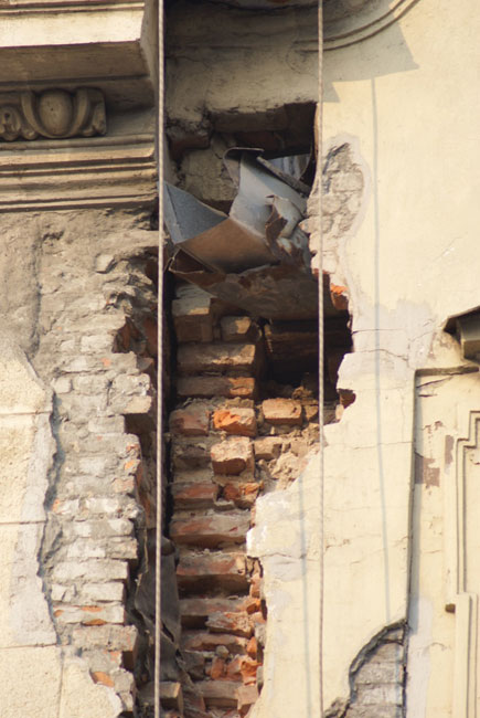 От реставрации фасада дом пошел трещинами (фото, видео)