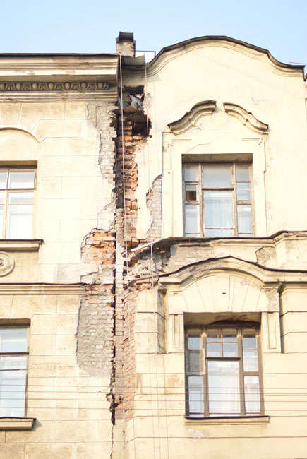 От реставрации фасада дом пошел трещинами (фото, видео)