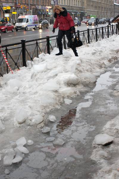 В Петербурге весна. По городу ходить опасно (видео, фото)