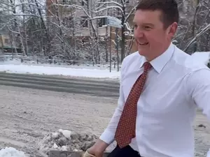 фото ЗакС Цивилев с лопатой в руках очистил новую остановку от снега фото ЗакС политика Цивилев с лопатой в руках очистил новую остановку от снега