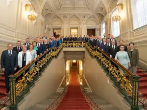 фото ЗакС Парламент представил портрет депутатов на парадной лестнице Мариинского дворца фото ЗакС политика Парламент представил портрет депутатов на парадной лестнице Мариинского дворца