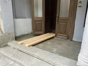 фото ЗакС КГИОП обратился в полицию из-за сбитой метлахской плитки на доме Урвича фото ЗакС политика КГИОП обратился в полицию из-за сбитой метлахской плитки на доме Урвича