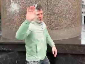 Основателя движения "Наши" облили ряженкой в Петербурге