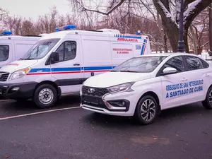 Беглов осмотрел обещанные кубинцам машины