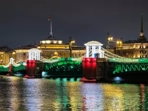 Два моста в Петербурге засияют зелено-красной подсветкой на Новый год