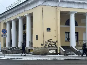 Неизвестные изрисовали фасад Ямского рынка