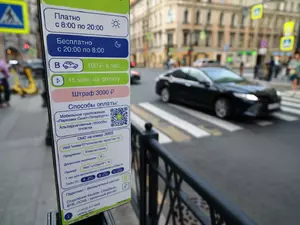 В Смольном не поддержали идею о бесплатной парковке у соцучреждений