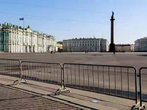 Посетитель Эрмитажа оставил без пальца статую императрицы