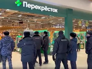 Полиция провела рейды во всех супермаркетах "Перекресток" в Петербурге