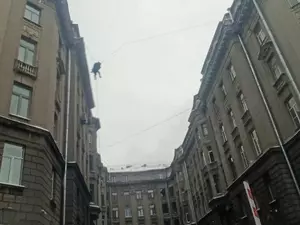 В Петербурге сотрудники МЧС спасли упавшего с крыши рабочего