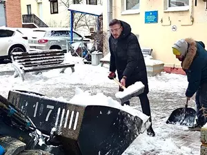 Глава администрации МО "Посадский" вышел на уборку снега