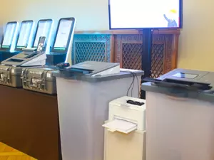 Петербургский избирком показал иностранным коллегам модель участка с КОИБом