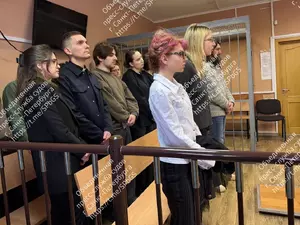 Суд назначил условные сроки участникам обнаженной съемки на кладбище