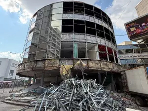 Владелец ТЦ у метро "Приморская" согласится демонтировать объект