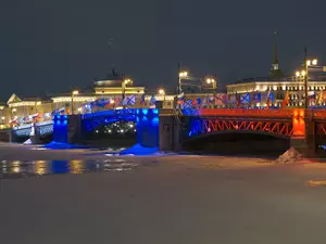 К 23 февраля петербургские мосты подсветят в цвета российского триколора