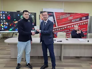 Кононенко вручил партбилет участнику операций "Поток" Дмитрию Люлько