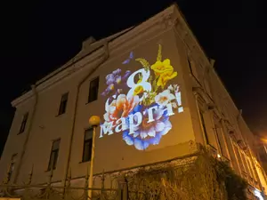 Парламентские партии поздравили петербурженок с 8 Марта