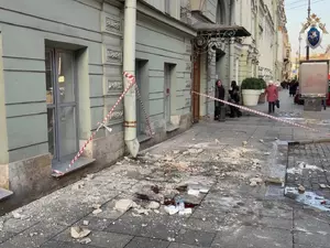 СК возбудил дело из-за падения штукатурки на пешехода в центре Петербурга