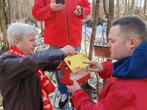 Бороденчик и коммунисты развесили "кормушки-избушки" в Юнтолово