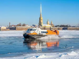 Завершилась первая в Петербурге зимняя навигация