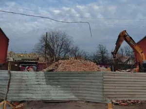 Что осталось от первого снесенного корпуса Кокоревских складов