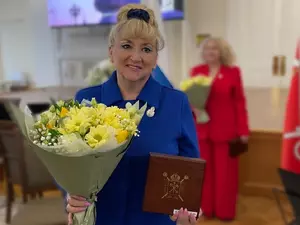 Беглов вручил депутату из Песочного знак "Заслуженный работник культуры Петербурга"