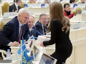 Кадры: Заседание ЗакСа 8 апреля