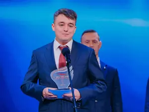 Беглов поздравил Жолдасова с наградой на премии "Служение"