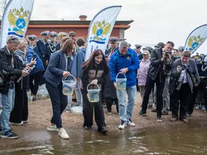 У Петропавловской крепости прошла акция по зарыблению водоемов