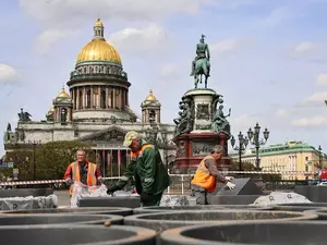 У Мариинского дворца начали монтаж сада-трансформера