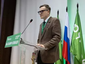 Горизбирком передал Дмитрию Анисимову мандат депутата Заксобрания