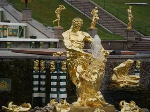 Беглов посетил весенний праздник фонтанов в Петергофе