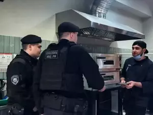 В отдел полиции после проверки магазинов "Перекрестка" доставили 71 мигранта