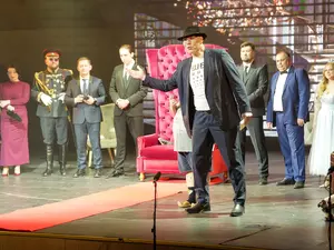 Депутаты ЗакСа передали благотворителям сборы от спектакля со своим участием