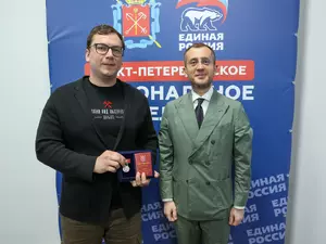 Депутату МО "Купчино" Александру Маликову вручили памятный знак за участие в СВО