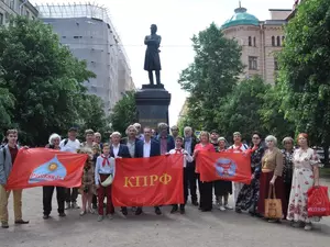 Члены КПРФ отметили День русского языка у памятника Пушкину