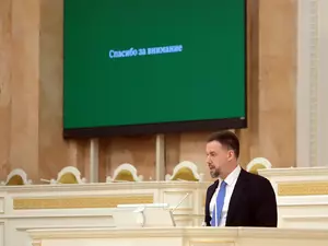 Кадры: Заседание ЗакСа 9 июня