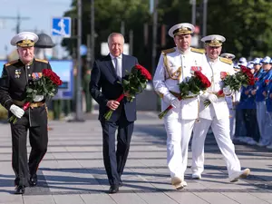 Беглов и главком ВМФ Моисеев возложили цветы к Медному всаднику