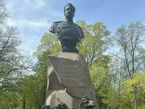 Памятник Пржевальскому начал предупреждать туристов об уголовной ответственности