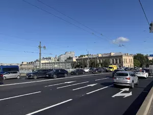На Литейном мосту отремонтировали дорожное покрытие