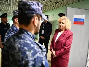 Петербургский омбудсмен Агапитова проверила ход голосования в "Крестах"