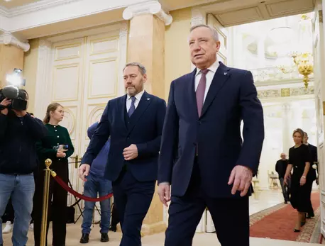 Беглов подписал закон о страховке для себя и коллег : ЗакС.Ру : Статьи