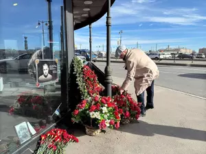 фото ЗакС Депутат МО "Шувалово-Озерки" Ененков почтил память военкора Владлена Татарского фото ЗакС политика Депутат МО "Шувалово-Озерки" Ененков почтил память военкора Владлена Татарского