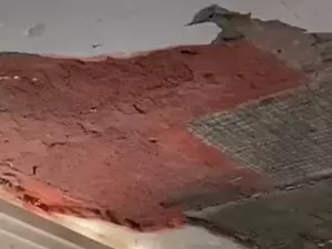 В вестибюле "Чернышевской" стал разрушаться потолок