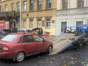 Комтранс устроил рейд по поиску нарушителей парковки на Захарьевской улице